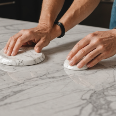 découvrez les techniques de restauration pour préserver le marbre et ses délicates incrustations, assurant leur beauté et durabilité lors des travaux en cours.